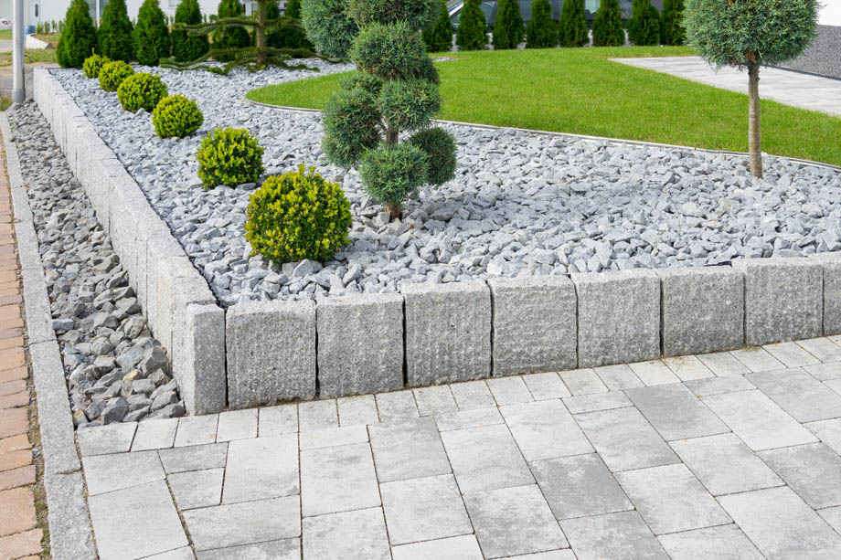 Steingarten mit Pflanzen