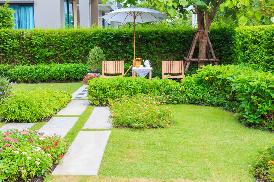 Garten mit 2 Liegestühlen
