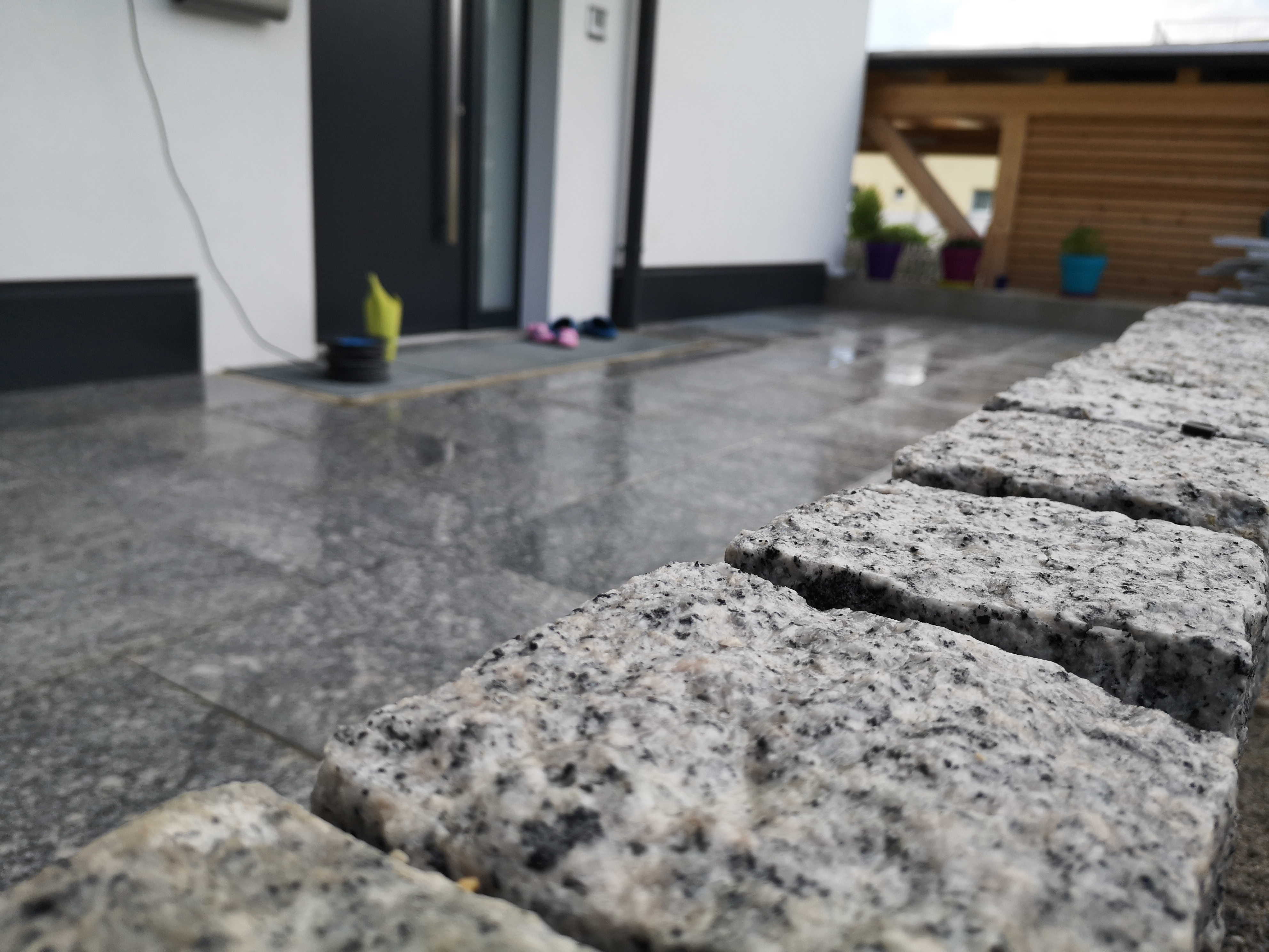 Kleine Mauer vor Terrasse