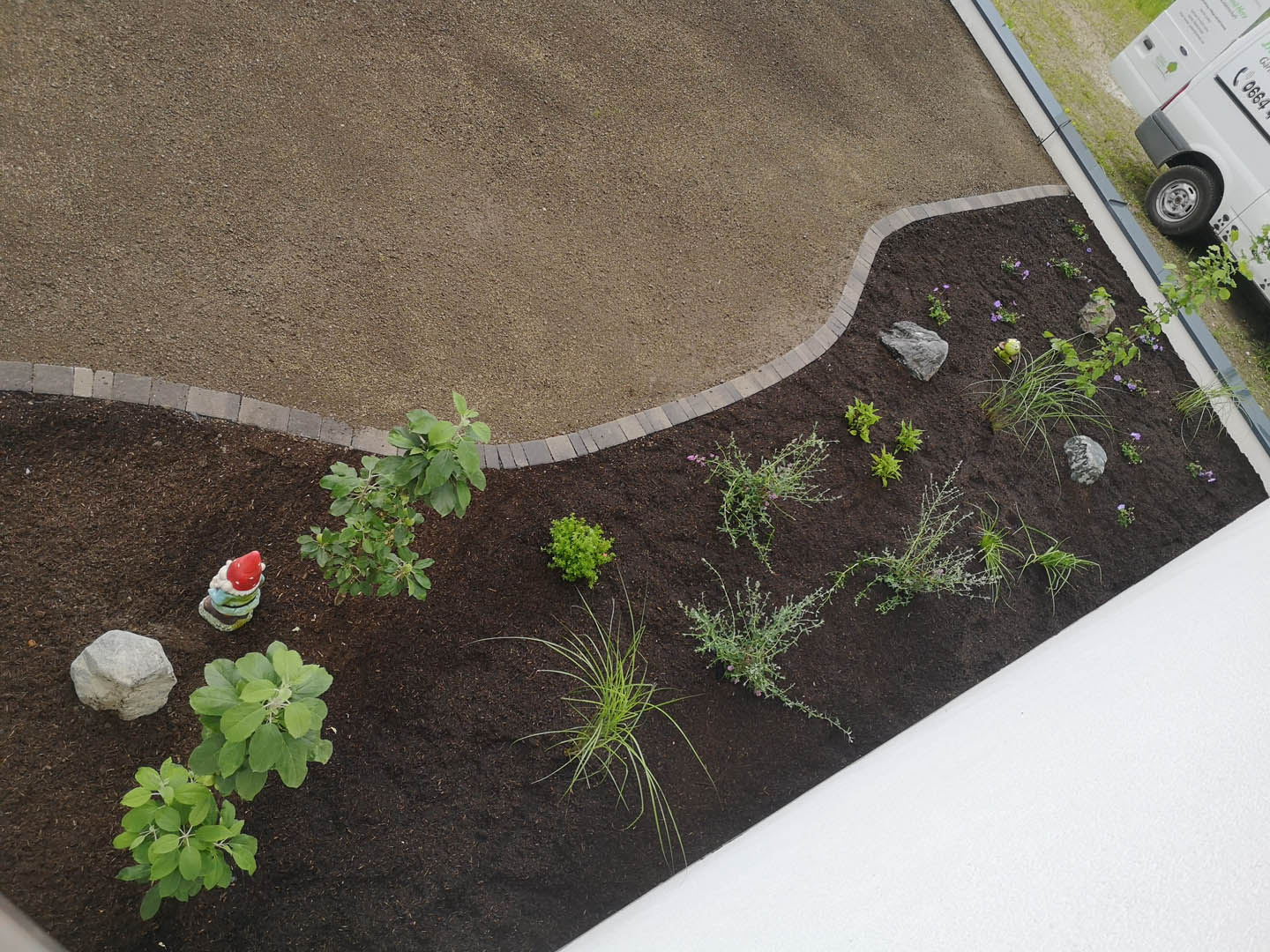 Frisch angelegter Gartenabschnitt