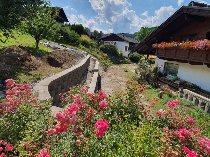 Blumenbeet vor einem Haus