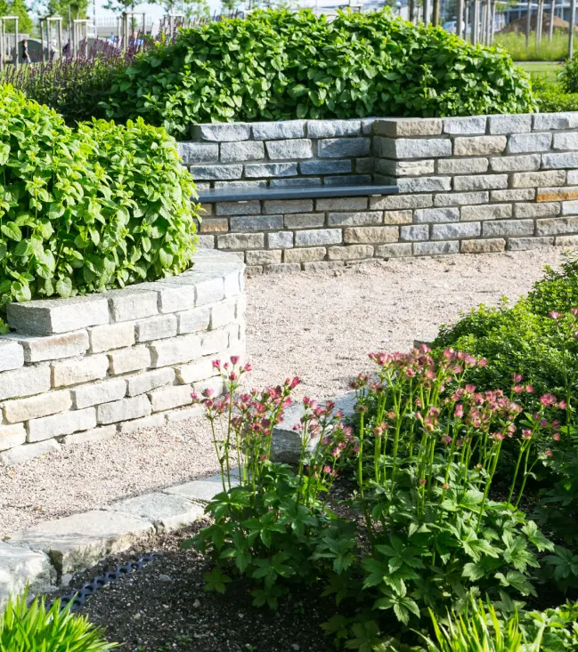 bepflanzte Gartenmauer