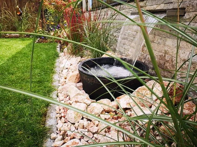 Mauer mit kleinem Wasserfall