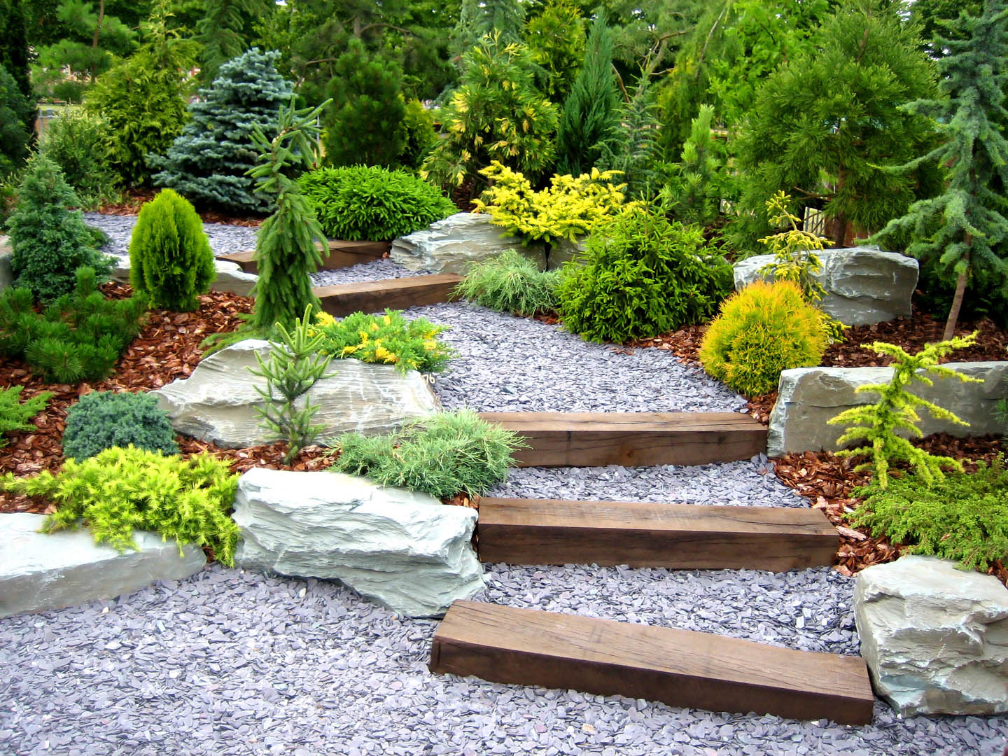 Weg mit Steinen belegt im Garten